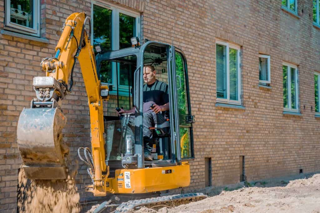 En af vores håndværkere er igang med et omfangsdræn. Ring i dag og få en pris.